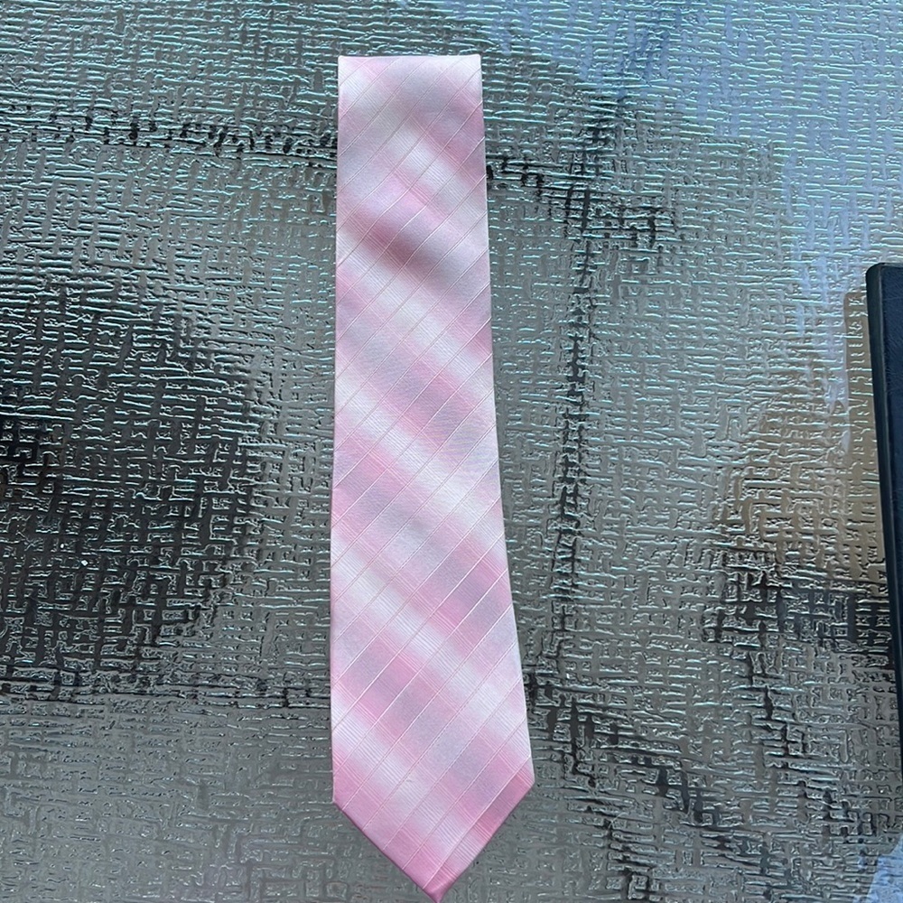 Pink dress tie